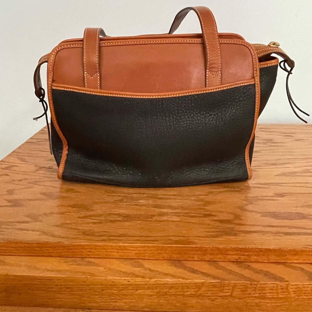 SOLD!!    Very nice Dooney & Bourke Navy/Tan Leather Pebble Grain Purse - Picture 4 of 8